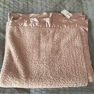 Little Giraffe pink chenille blanket